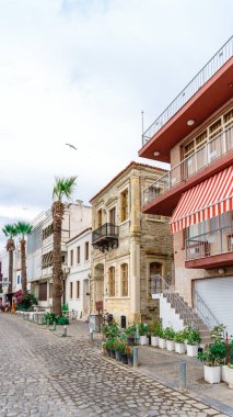 Izmir, Türkiye - 20 Haziran 2018: Sokak Görünümü eski ve tarihi, Foça beldesi Ege bölgesinde turistik yerine geleneksel mimari yapılar.
