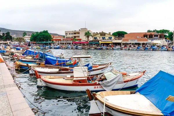 伊兹密尔 土耳其 2018年6月20日 爱琴海地区旅游胜地的渔船在古老而历史的传统建筑建筑上 — 图库照片