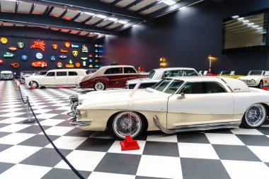 Izmir, Türkiye - 20 Haziran 2018: Görünümü Klasik Araçlar anahtar Müzesi. Bu retro vitange eski tarihi arabalar ve motosikletler koleksiyonları sergiler.