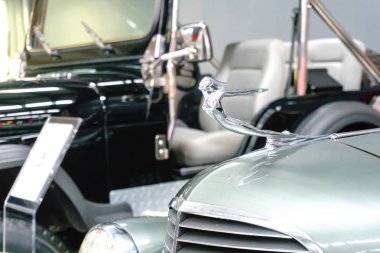 Izmir, Türkiye - 20 Haziran 2018: Görünümü Klasik Araçlar anahtar Müzesi. Bu retro vitange eski tarihi arabalar ve motosikletler koleksiyonları sergiler.