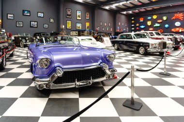 Izmir, Türkiye - 20 Haziran 2018: Görünümü Klasik Araçlar anahtar Müzesi. Bu retro vitange eski tarihi arabalar ve motosikletler koleksiyonları sergiler.