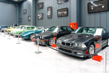 Izmir, Türkiye - 20 Haziran 2018: Görünümü Klasik Araçlar anahtar Müzesi. Bu retro vitange eski tarihi arabalar ve motosikletler koleksiyonları sergiler.