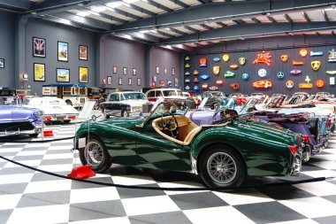 Izmir, Türkiye - 20 Haziran 2018: Görünümü Klasik Araçlar anahtar Müzesi. Bu retro vitange eski tarihi arabalar ve motosikletler koleksiyonları sergiler.