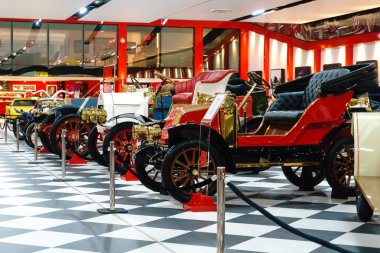 Izmir, Türkiye - 20 Haziran 2018: Görünümü Klasik Araçlar anahtar Müzesi. Bu retro vitange eski tarihi arabalar ve motosikletler koleksiyonları sergiler.