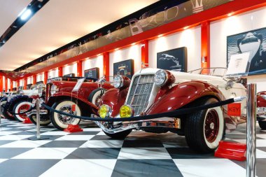 Izmir, Türkiye - 20 Haziran 2018: Görünümü Klasik Araçlar anahtar Müzesi. Bu retro vitange eski tarihi arabalar ve motosikletler koleksiyonları sergiler.