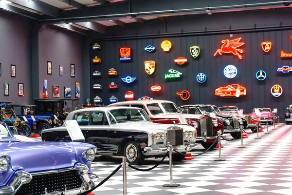 Izmir, Türkiye - 20 Haziran 2018: Görünümü Klasik Araçlar anahtar Müzesi. Bu retro vitange eski tarihi arabalar ve motosikletler koleksiyonları sergiler.