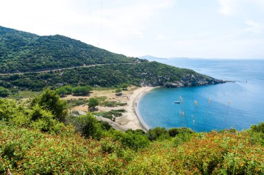 Mavi ve yeşil peyzaj doğal görünümünü. Kapıdağ Yarımadası Erdek, Marmara Denizi, Türkiye'nin Karadeniz kıyısında.