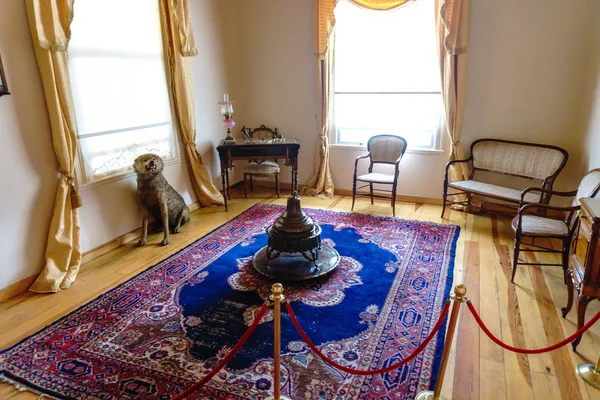 Bursa, Türkiye - 23 Haziran 2018: Kurucusu, Türkiye Cumhuriyeti Mustafa Kemal Atatürk'ün evi mobilya ve oturma nesnelerle iç görünümü.