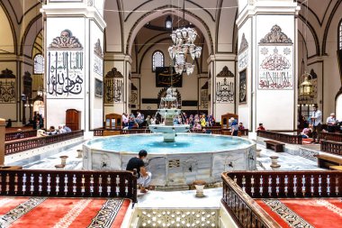 Bursa, Türkiye - 23 Haziran 2018: Osmangazi, Bursa Ulu Camii (Ulu Cami) iç görünüm. Cami büyük Camisi ve sanat kaligrafi yazıları vardır.