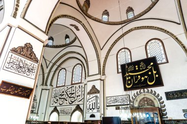 Bursa, Türkiye - 23 Haziran 2018: Osmangazi, Bursa Ulu Camii (Ulu Cami) iç görünüm. Cami büyük Camisi ve sanat kaligrafi yazıları vardır.