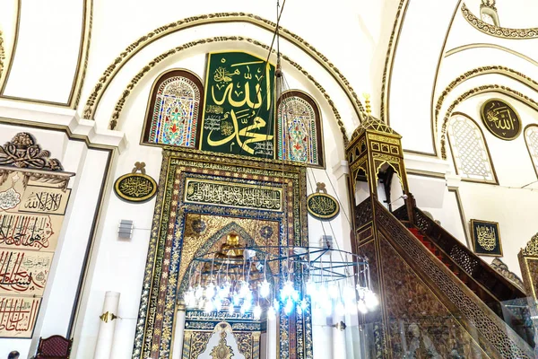 Bursa, Türkiye - 23 Haziran 2018: Osmangazi, Bursa Ulu Camii (Ulu Cami) iç görünüm. Cami büyük Camisi ve sanat kaligrafi yazıları vardır.