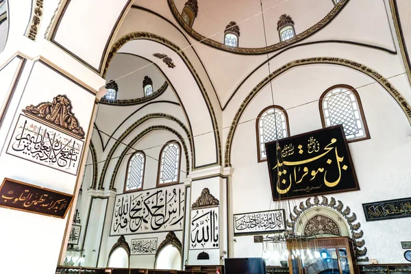 Bursa, Türkiye - 23 Haziran 2018: Osmangazi, Bursa Ulu Camii (Ulu Cami) iç görünüm. Cami büyük Camisi ve sanat kaligrafi yazıları vardır.