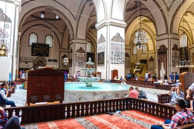 Bursa, Türkiye - 23 Haziran 2018: Osmangazi, Bursa Ulu Camii (Ulu Cami) iç görünüm. Cami büyük Camisi ve sanat kaligrafi yazıları vardır.