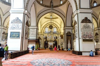 Bursa, Türkiye - 23 Haziran 2018: Osmangazi, Bursa Ulu Camii (Ulu Cami) iç görünüm. Cami büyük Camisi ve sanat kaligrafi yazıları vardır.
