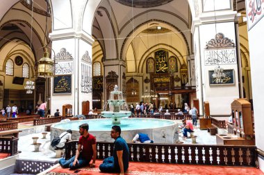 Bursa, Türkiye - 23 Haziran 2018: Osmangazi, Bursa Ulu Camii (Ulu Cami) iç görünüm. Cami büyük Camisi ve sanat kaligrafi yazıları vardır.