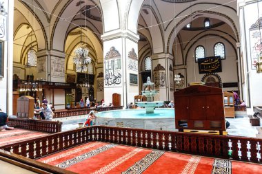 Bursa, Türkiye - 23 Haziran 2018: Osmangazi, Bursa Ulu Camii (Ulu Cami) iç görünüm. Cami büyük Camisi ve sanat kaligrafi yazıları vardır.