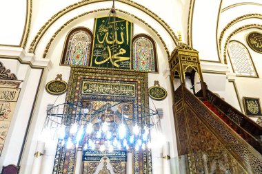 Bursa, Türkiye - 23 Haziran 2018: Osmangazi, Bursa Ulu Camii (Ulu Cami) iç görünüm. Cami büyük Camisi ve sanat kaligrafi yazıları vardır.