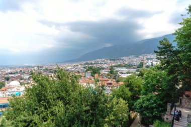 Bursa, Türkiye - 23 Haziran 2018: Daha yüksek olan Tophane Parkı görünümünden Bursa Gelin çevresinde.