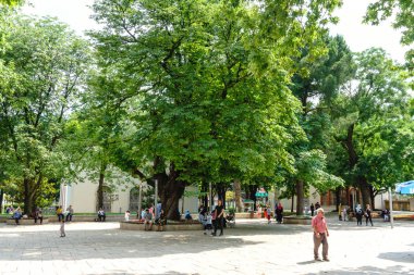Bursa, Türkiye - 23 Haziran 2018: Osman ve Orhan mezarları tarihi saat kulesi ile olan turist insanlarda Tophane Parkı.
