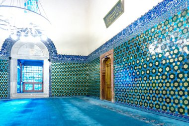 Bursa, Türkiye - 23 Haziran 2018: Bursa Yeşil Cami görünümü yakın. Mavi yeşil renkte İslam sanatı kiremit ile ünlüdür.
