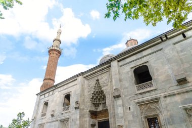 Bursa, Türkiye - 23 Haziran 2018: Bursa Yeşil Cami görünümü yakın. Mavi yeşil renkte İslam sanatı kiremit ile ünlüdür.