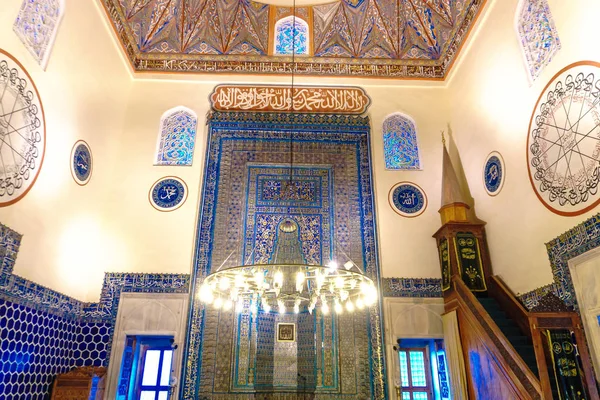 ブルサ トルコ 2018 ブルサ イェシル ジャミィのビューを閉じる それは 青緑色のイスラム美術のタイルで有名です — ストック写真