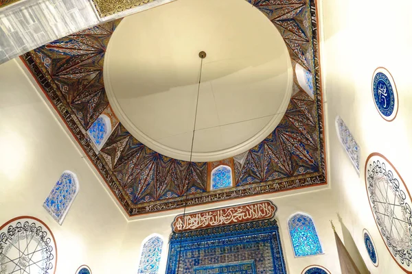 부르사 2018 부르사 모스크의 보기를 닫습니다 그것은 파란색에서의 이슬람 타일로 — 스톡 사진
