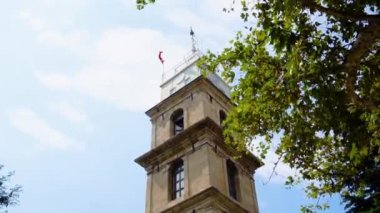 Bursa Tophane Osman ve Orhan Gazi mezar olan tarihi saat kulesi.