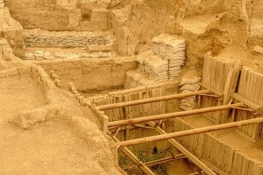 Çatalhöyük büyük Neolitik ve Kalkolitik en iyi korunmuş şehir yerleşim Çumra, Konya dünyada en eski şehridir. Bu yaklaşık 7500 M.ö. yılında inşa edilmiştir
