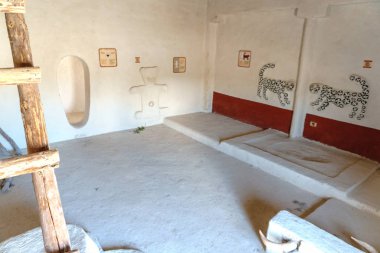 Konya, Türkiye - 28 Temmuz 2018: Çatalhöyük Odalar modeli. En eski dünya ile büyük şehirde Neolitik ve Kalkolitik Çumra, Konya şehir yerleşim en iyi korunmuş. Bu yaklaşık 7500 M.ö. yılında inşa edilmiştir