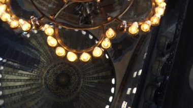 Istanbul, Türkiye - 19 Nisan 2018: İnsanlar Ayasofya Müzesi Istanbul'da ziyaret etti. Ayasofya da bilinen Ayasofya Camii Müzesi, eski Bizans Dönemi'nde bazilika kullanılan var. Popüler turistik 's.