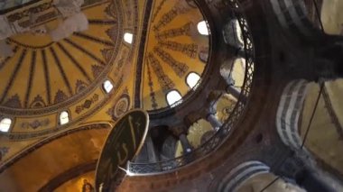 Istanbul, Türkiye - 19 Nisan 2018: İnsanlar Ayasofya Müzesi Istanbul'da ziyaret etti. Ayasofya da bilinen Ayasofya Camii Müzesi, eski Bizans Dönemi'nde bazilika kullanılan var. Popüler turistik 's.