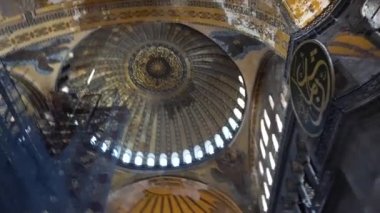 Istanbul, Türkiye - 19 Nisan 2018: İnsanlar Ayasofya Müzesi Istanbul'da ziyaret etti. Ayasofya da bilinen Ayasofya Camii Müzesi, eski Bizans Dönemi'nde bazilika kullanılan var. Popüler turistik 's.