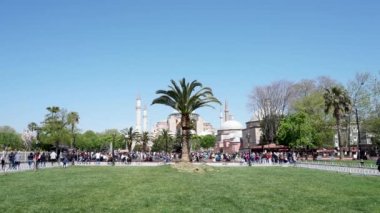 Istanbul, Türkiye - 19 Nisan 2018: İnsanlar Ayasofya Müzesi Istanbul'da ziyaret etti. Ayasofya da bilinen Ayasofya Camii Müzesi, eski Bizans Dönemi'nde bazilika kullanılan var. Popüler turistik 's.