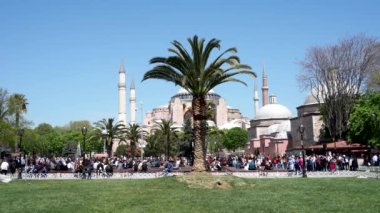Istanbul, Türkiye - 19 Nisan 2018: İnsanlar Ayasofya Müzesi Istanbul'da ziyaret etti. Ayasofya da bilinen Ayasofya Camii Müzesi, eski Bizans Dönemi'nde bazilika kullanılan var. Popüler turistik 's.