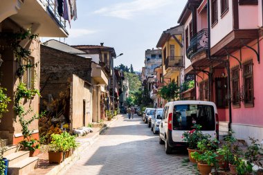 Bursa, Türkiye - 01 Eylül 2018:: Mudanya Yunan tarihi renkli mimari evler, Bursa, Türkiye ile köyüdür.