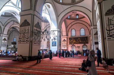 Bursa, Türkiye - 02 Eylül 2018: Osmangazi, Bursa Ulu Camii (Ulu Cami) iç görünüm. Cami büyük Camisi ve sanat kaligrafi yazıları vardır.