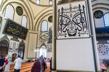 Bursa, Türkiye - 02 Eylül 2018: Osmangazi, Bursa Ulu Camii (Ulu Cami) iç görünüm. Cami büyük Camisi ve sanat kaligrafi yazıları vardır.