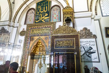 Bursa, Türkiye - 02 Eylül 2018: Osmangazi, Bursa Ulu Camii (Ulu Cami) iç görünüm. Cami büyük Camisi ve sanat kaligrafi yazıları vardır.