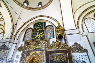 Bursa, Türkiye - 02 Eylül 2018: Osmangazi, Bursa Ulu Camii (Ulu Cami) iç görünüm. Cami büyük Camisi ve sanat kaligrafi yazıları vardır.