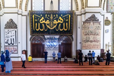 Bursa, Türkiye - 02 Eylül 2018: Osmangazi, Bursa Ulu Camii (Ulu Cami) iç görünüm. Cami büyük Camisi ve sanat kaligrafi yazıları vardır.