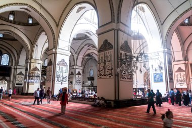 Bursa, Türkiye - 02 Eylül 2018: Osmangazi, Bursa Ulu Camii (Ulu Cami) iç görünüm. Cami büyük Camisi ve sanat kaligrafi yazıları vardır.