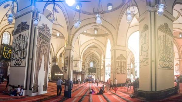 土耳其囊 2018年9月02日 耶希尔乌卢 大清真寺 Osmangazi 囊中的内部视图 清真寺是最大的清真寺并且有艺术书法文字 — 图库照片