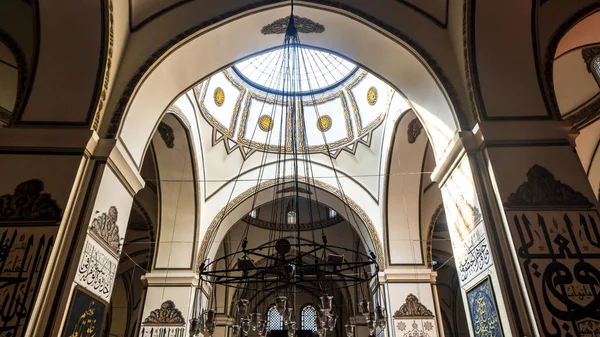 Bursa, Türkiye - 02 Eylül 2018: Osmangazi, Bursa Ulu Camii (Ulu Cami) iç görünüm. Cami büyük Camisi ve sanat kaligrafi yazıları vardır.