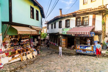 Bursa, Türkiye - Eylül 01, 2018: 700 yıllık Osmanlı köyü Cumalikizik. Popüler küçük küçük ahşap ve geleneksel evleri ve sokakları etrafında dükkanlar.