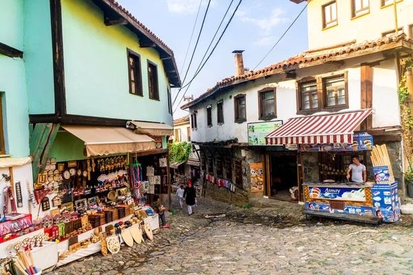 Bursa, Türkiye - Eylül 01, 2018: 700 yıllık Osmanlı köyü Cumalikizik. Popüler küçük küçük ahşap ve geleneksel evleri ve sokakları etrafında dükkanlar.