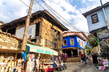 Bursa, Türkiye - Eylül 01, 2018: 700 yıllık Osmanlı köyü Cumalikizik. Popüler küçük küçük ahşap ve geleneksel evleri ve sokakları etrafında dükkanlar.