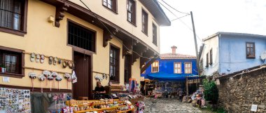 Bursa, Türkiye - Eylül 01, 2018: 700 yıllık Osmanlı köyü Cumalikizik. Popüler küçük küçük ahşap ve geleneksel evleri ve sokakları etrafında dükkanlar.