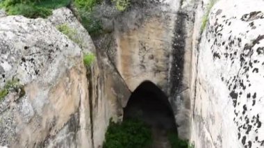 Kaya mezar görünümü Phrygia vadinin ortasında Türkiye.