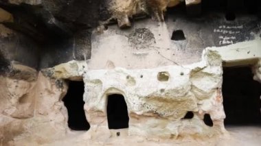 Kaya mezar görünümü Phrygia vadinin ortasında Türkiye.